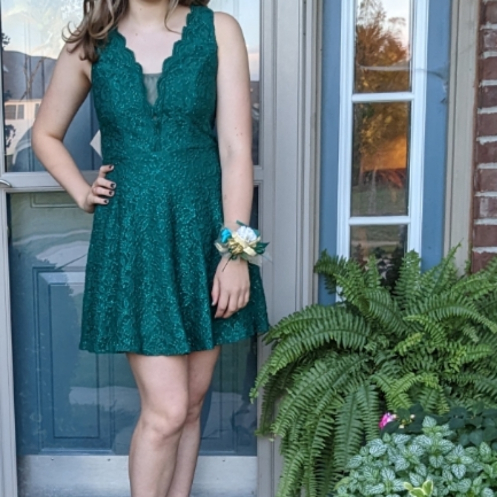 Homecoming Dress City Studio Emerald Lace Short  Size 5 Junior /Teen Formal